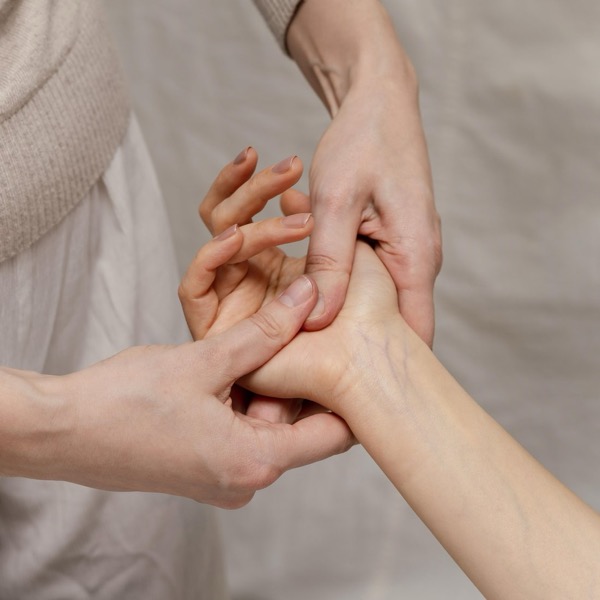 Close-up of a shiatsu treatment on the hand